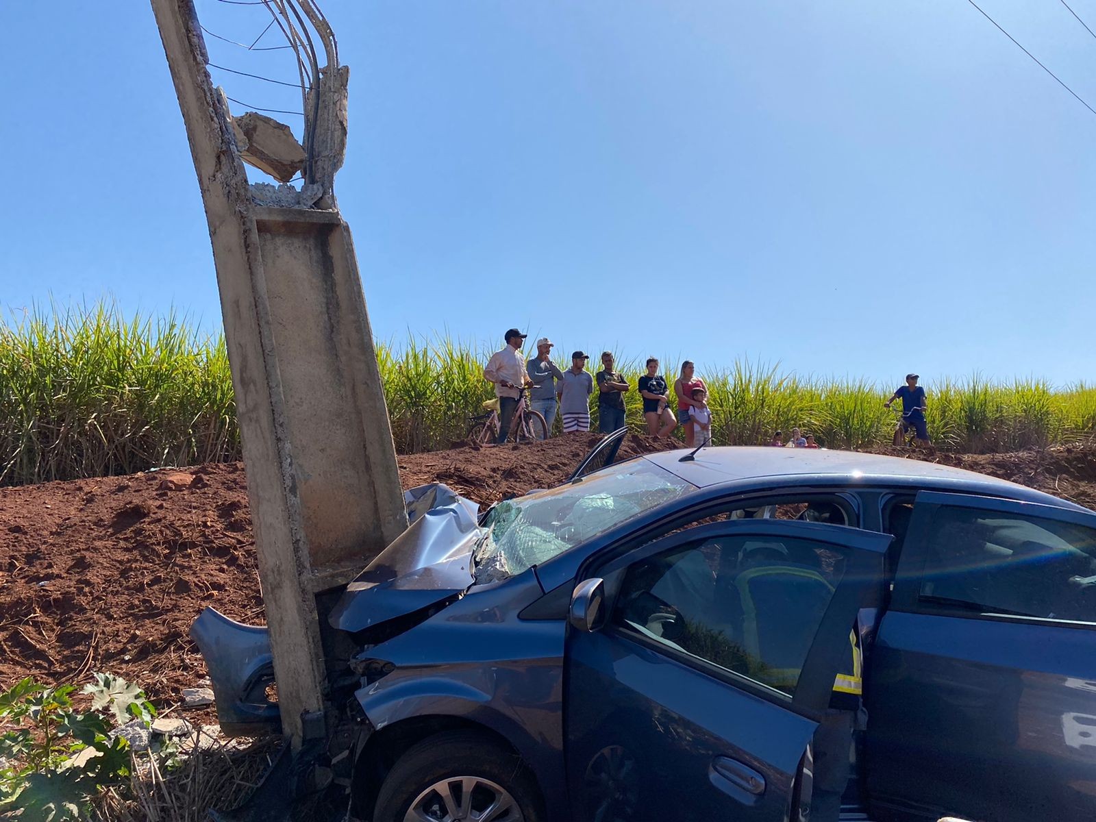 Motorista é socorrida em estado grave após bater carro em poste