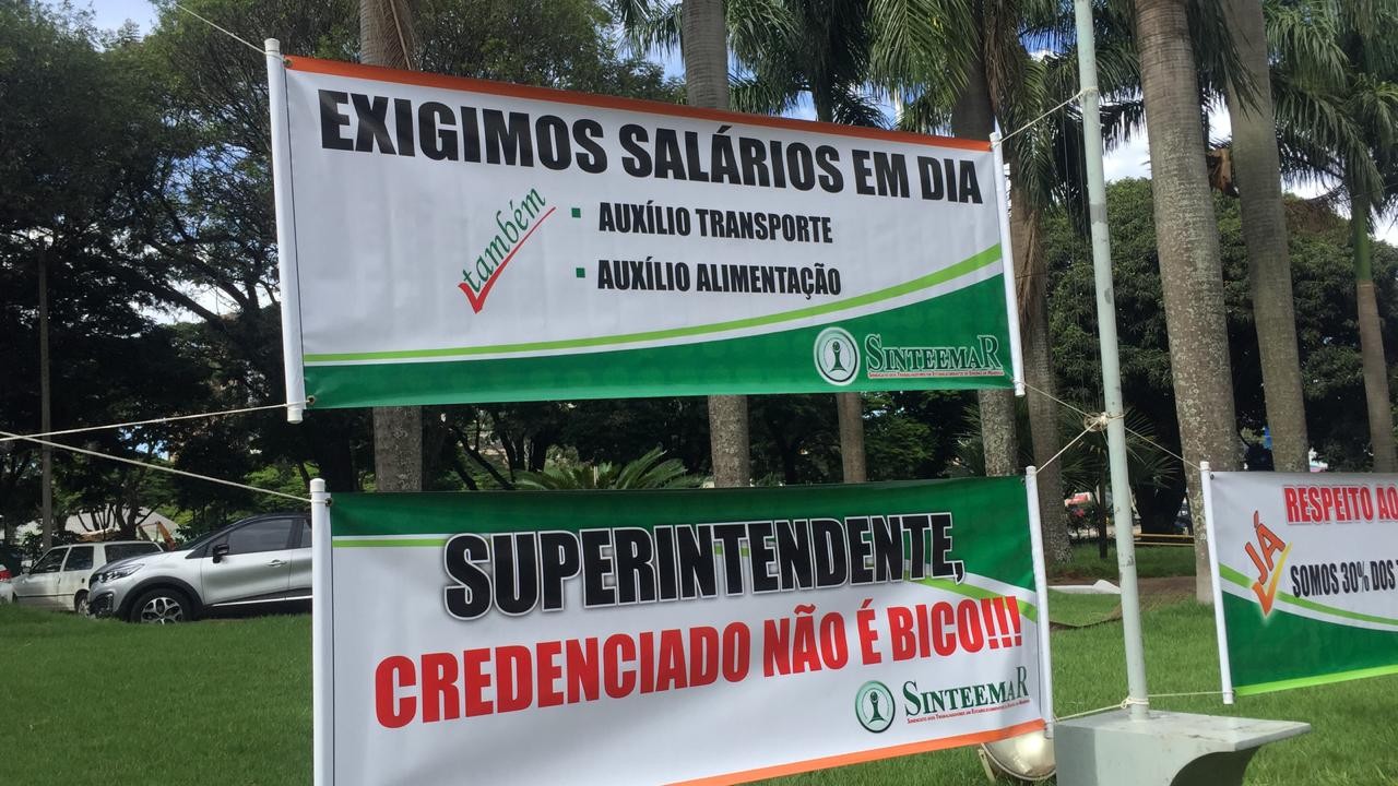 Estudantes e credenciados estão com bolsas e salários atrasados