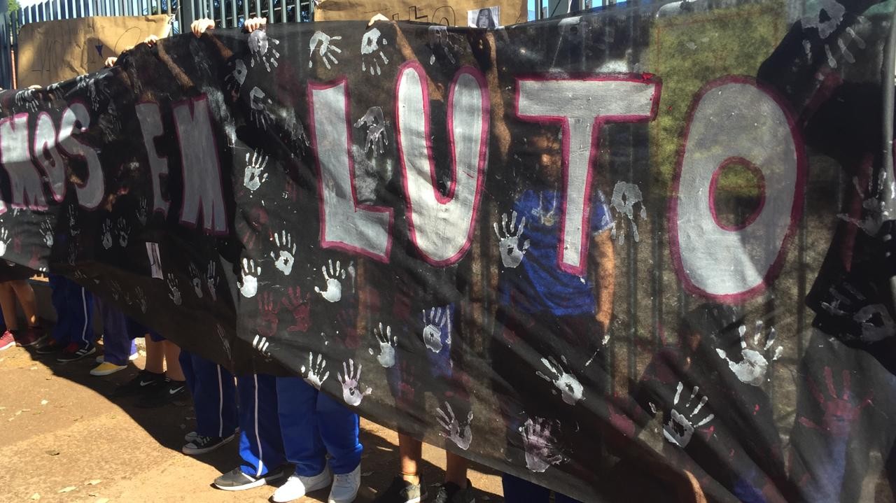 Estudantes do Branca da Mota homenageiam Jeniffer Tavares