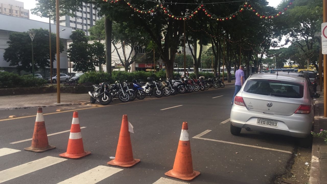 Decoração natalina prejudica tráfego de caminhões na Avenida Getúlio Vargas