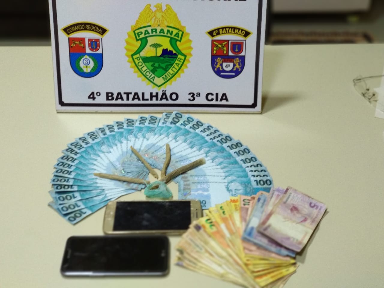 PM flagra casal com mais de 30 cédulas falsas de R$ 100
