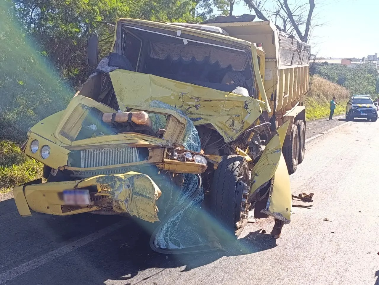 Caminhoneiro é resgatado das ferragens após grave acidente na BR-376