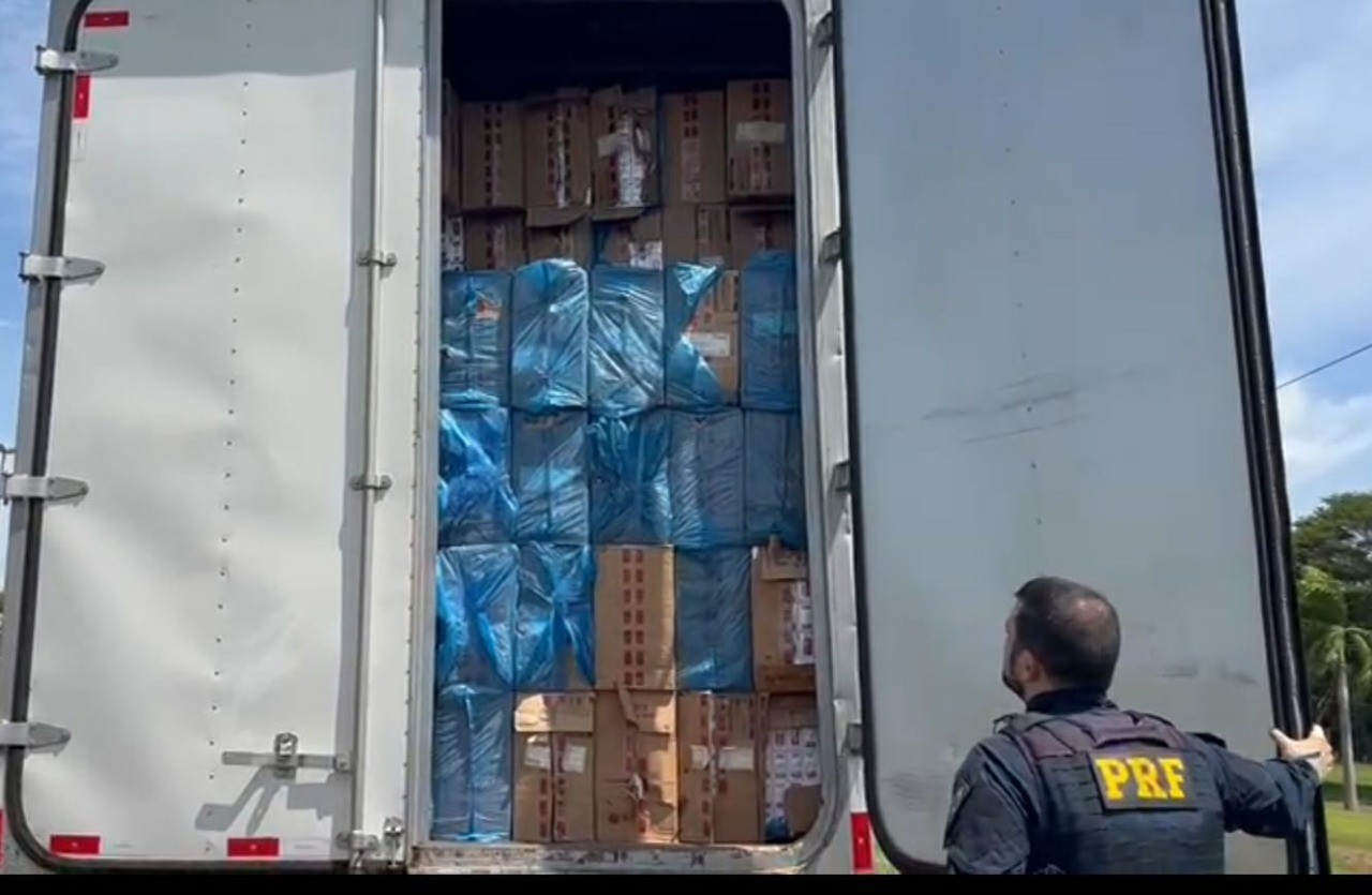 PRF apreende 500 mil maços de cigarros contrabandeados na PR-317