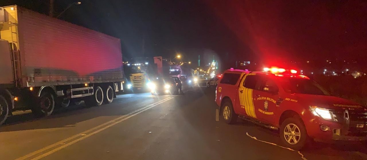 O acidente aconteceu no Contorno Sul de Maringá na noite de sábado (26) (Foto: Luciana Peña/CBN Maringá)
