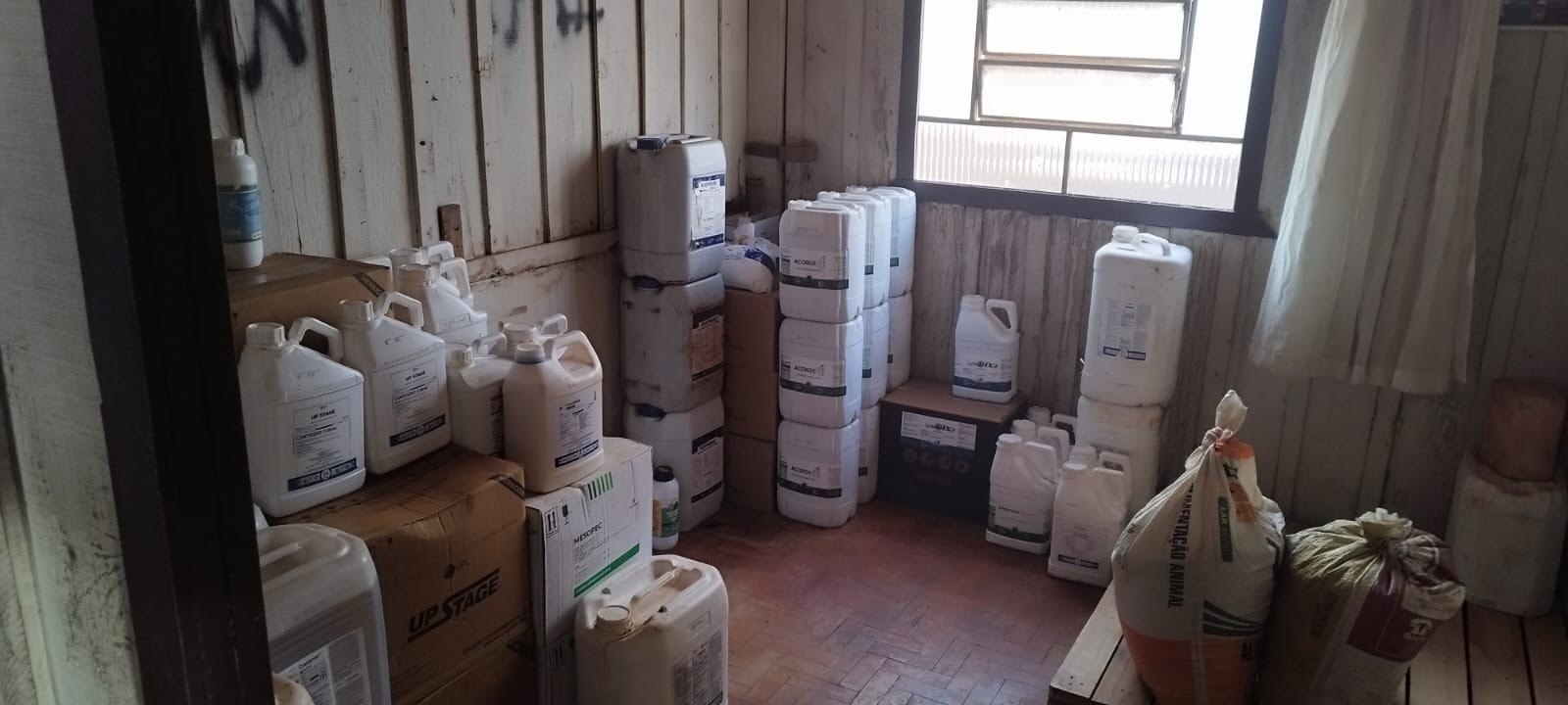 Homem é preso por armazenar agrotóxicos de maneira irregular