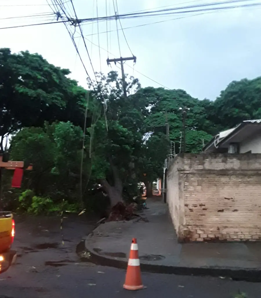 ‘Dia vira noite’ e chuva provoca transtornos em Maringá