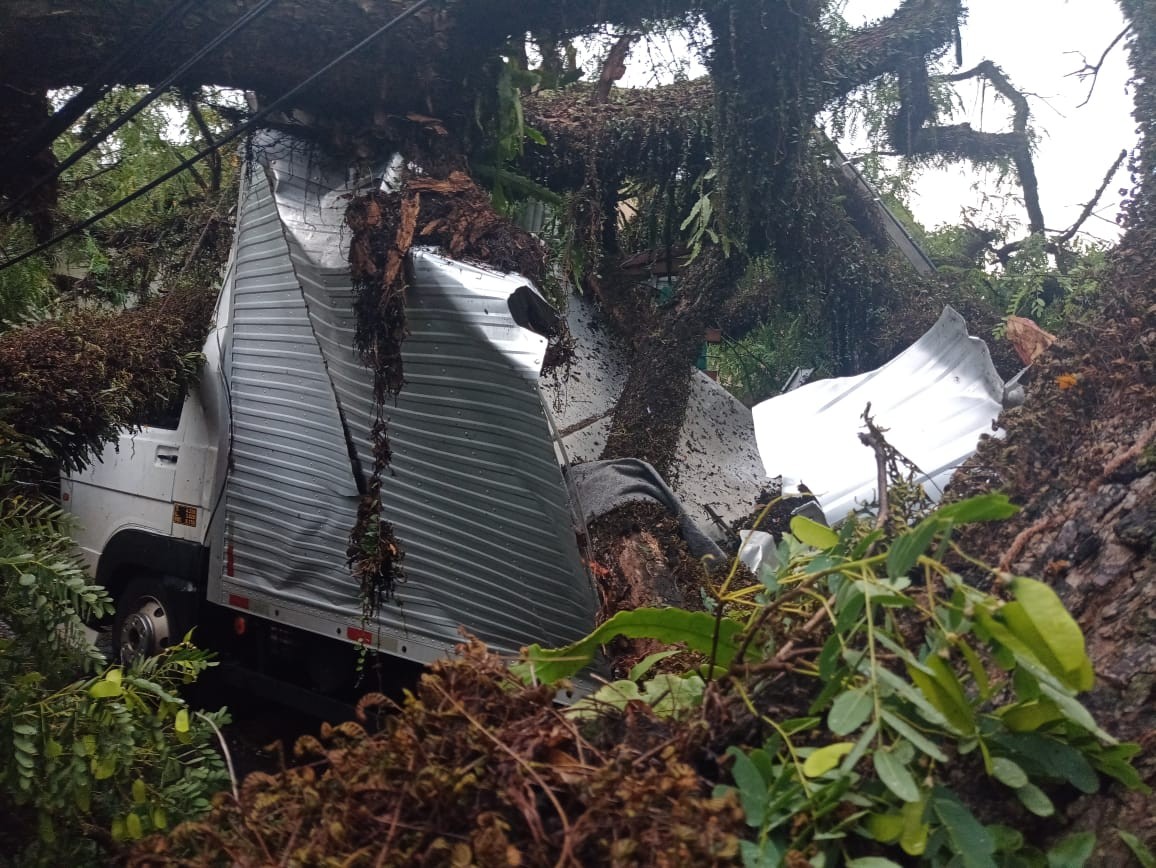 Temporal deixa morador sem energia e sem veículo de trabalho