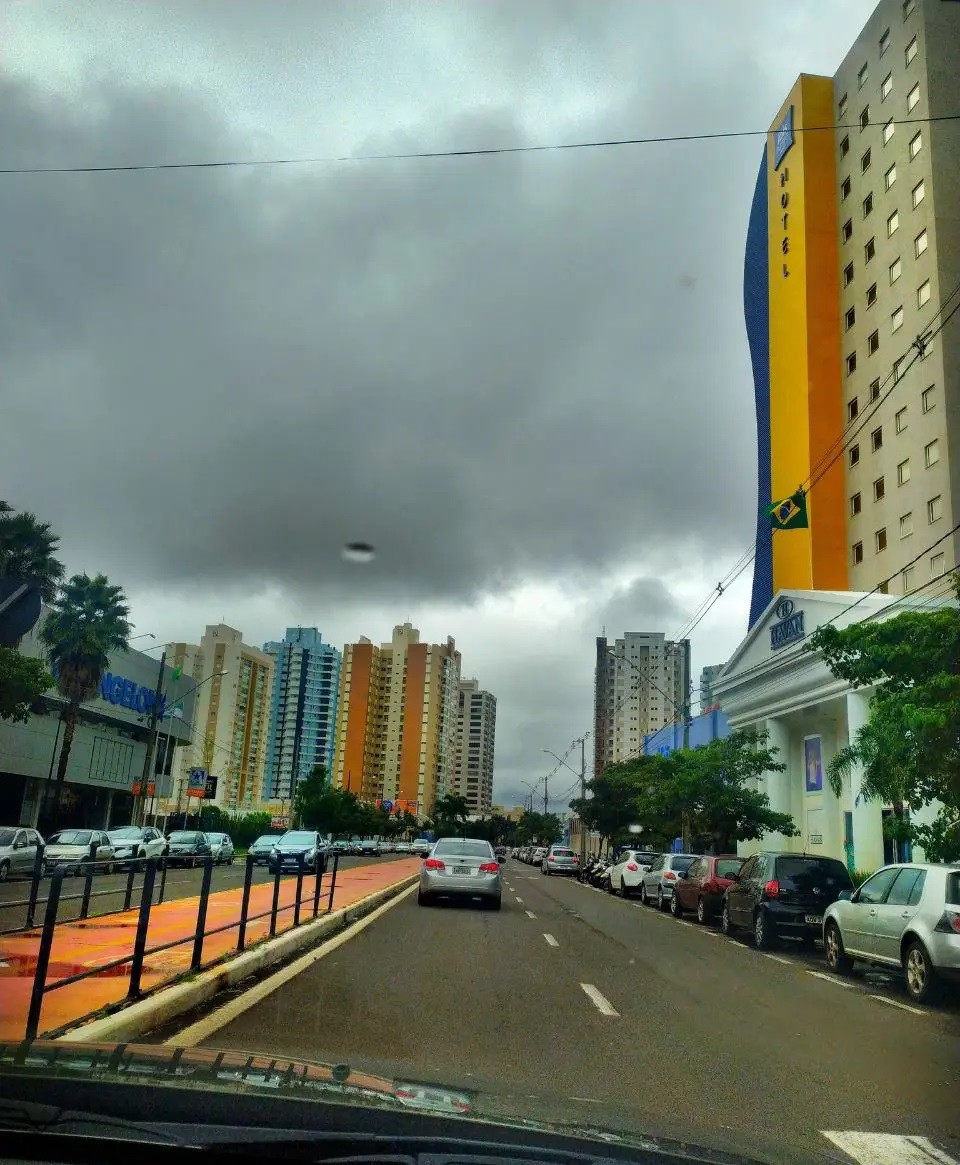 Avanço de frente fria ainda provoca chuvas e derruba temperaturas em Maringá