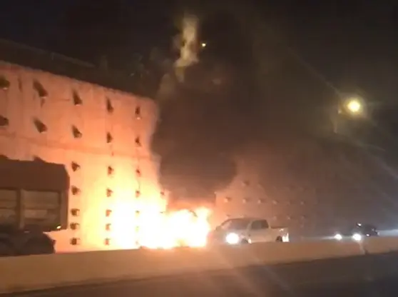 Carro pega fogo em acidente com caminhão no Contorno Norte em Maringá