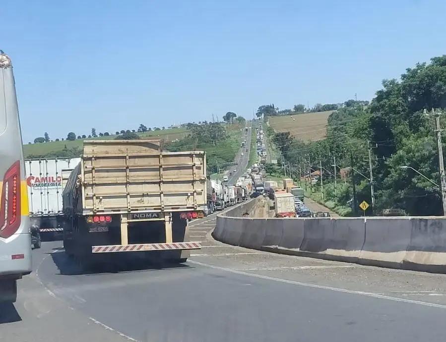 Acidente entre duas carretas deixa trânsito lento na BR-376 em Maringá