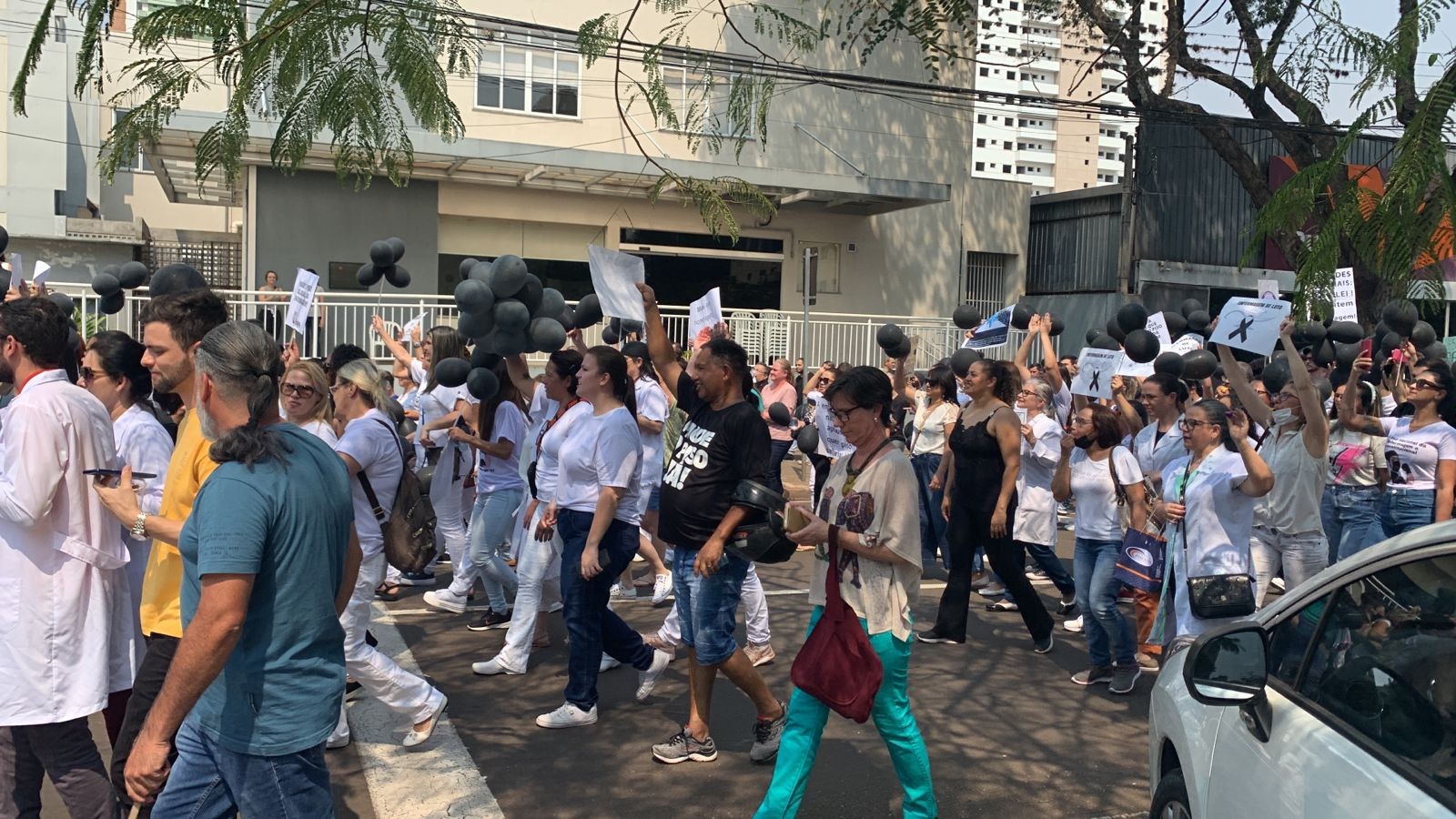 Profissionais de enfermagem protestam em Maringá pelo pagamento do piso salarial