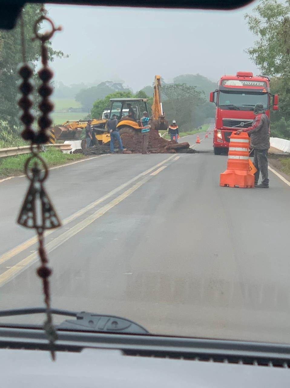 Operários trabalham no reparo da ponte sobre o Rio Pirapó na PR-218