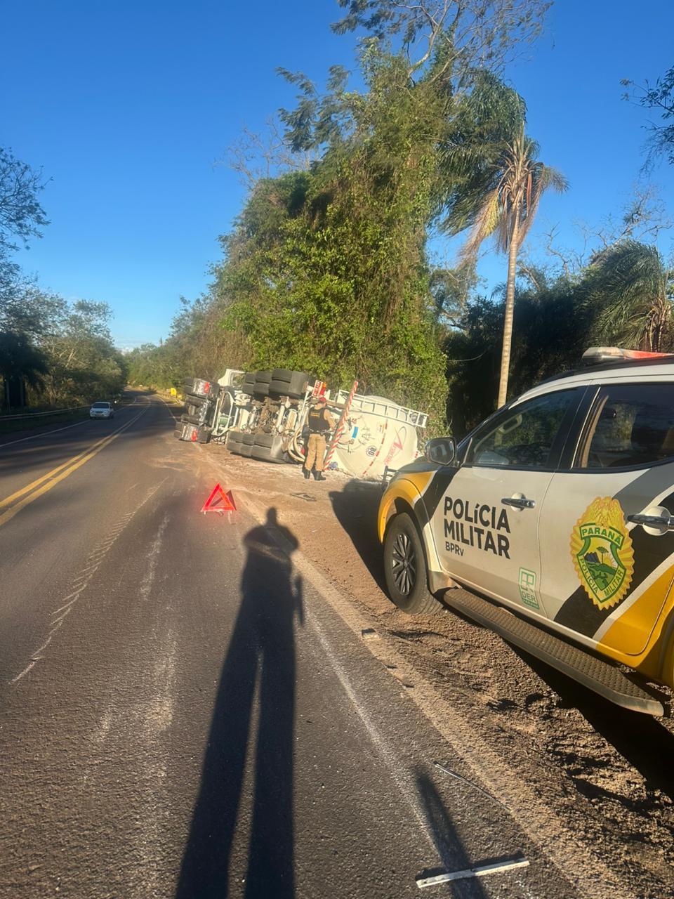 Caminhão tomba em curva na PR-323 em Tapejara