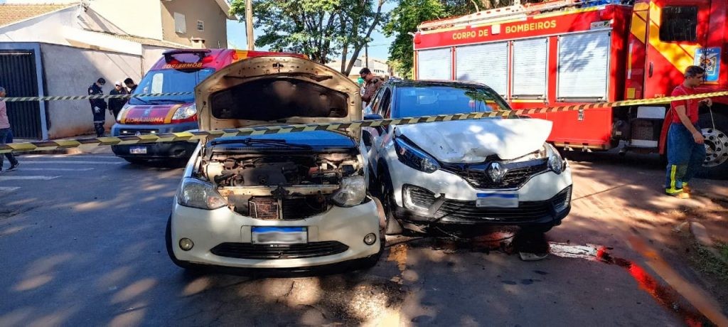 Acidente de trânsito deixa motorista preso em veículo, em Maringá