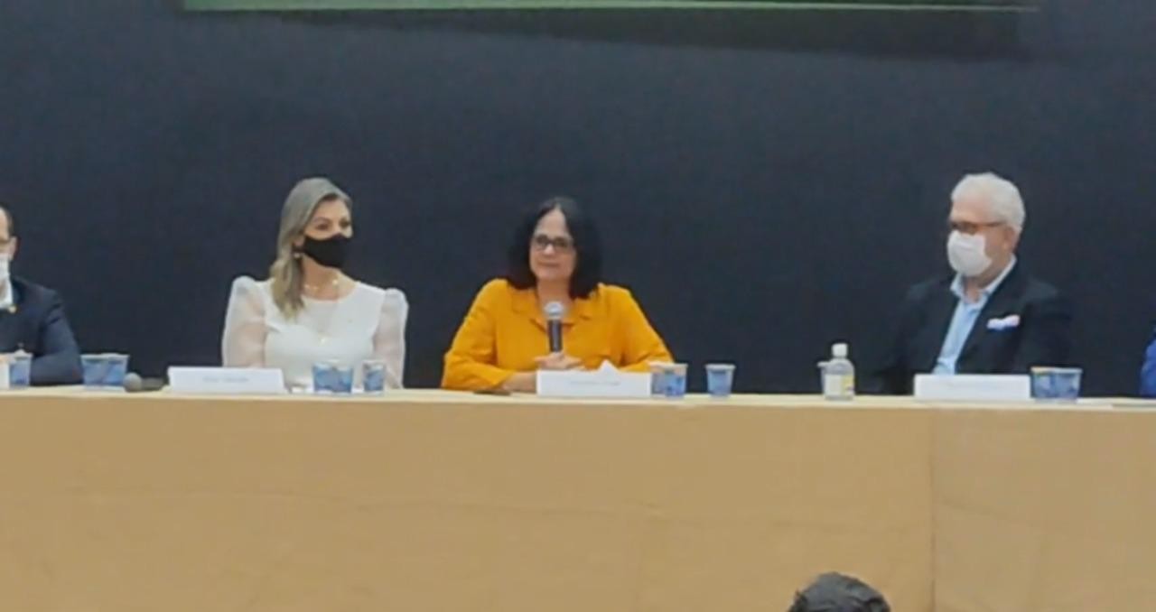 Ministra Damares Alves esteve em Cianorte para debater a rede de proteção à criança