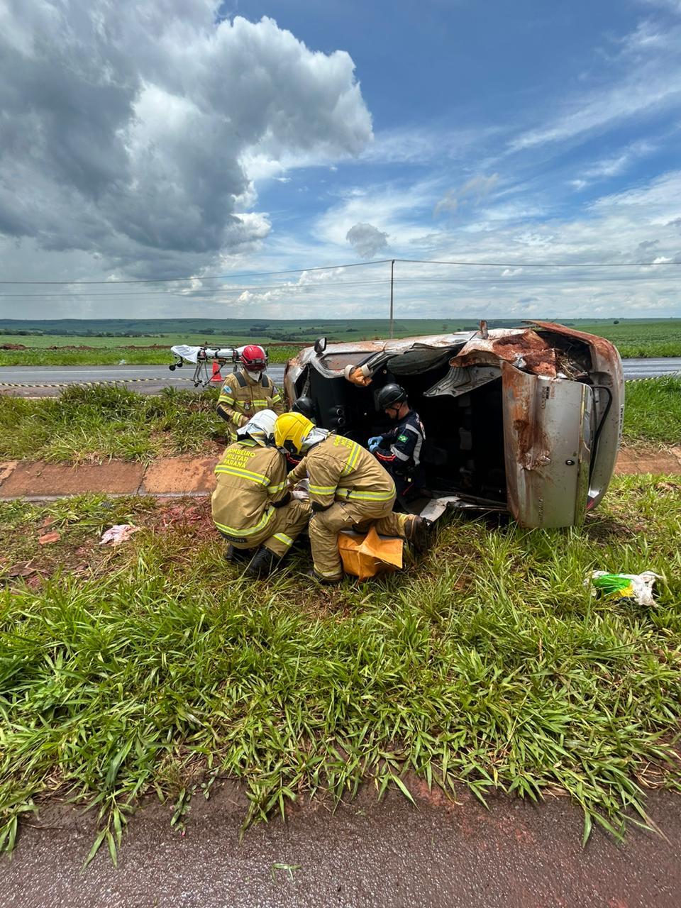 Carro capota após aquaplanar na rodovia entre Maringá e Doutor Camargo