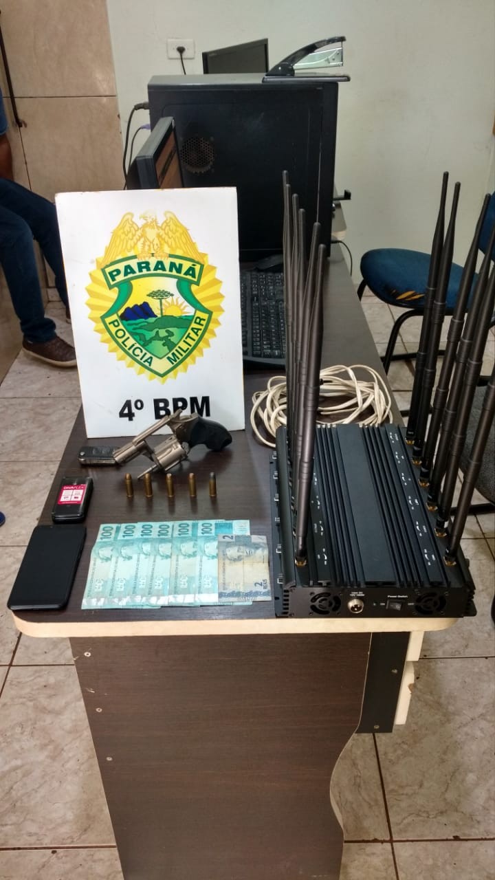 Homem é preso com arma de fogo e bloqueador de sinal