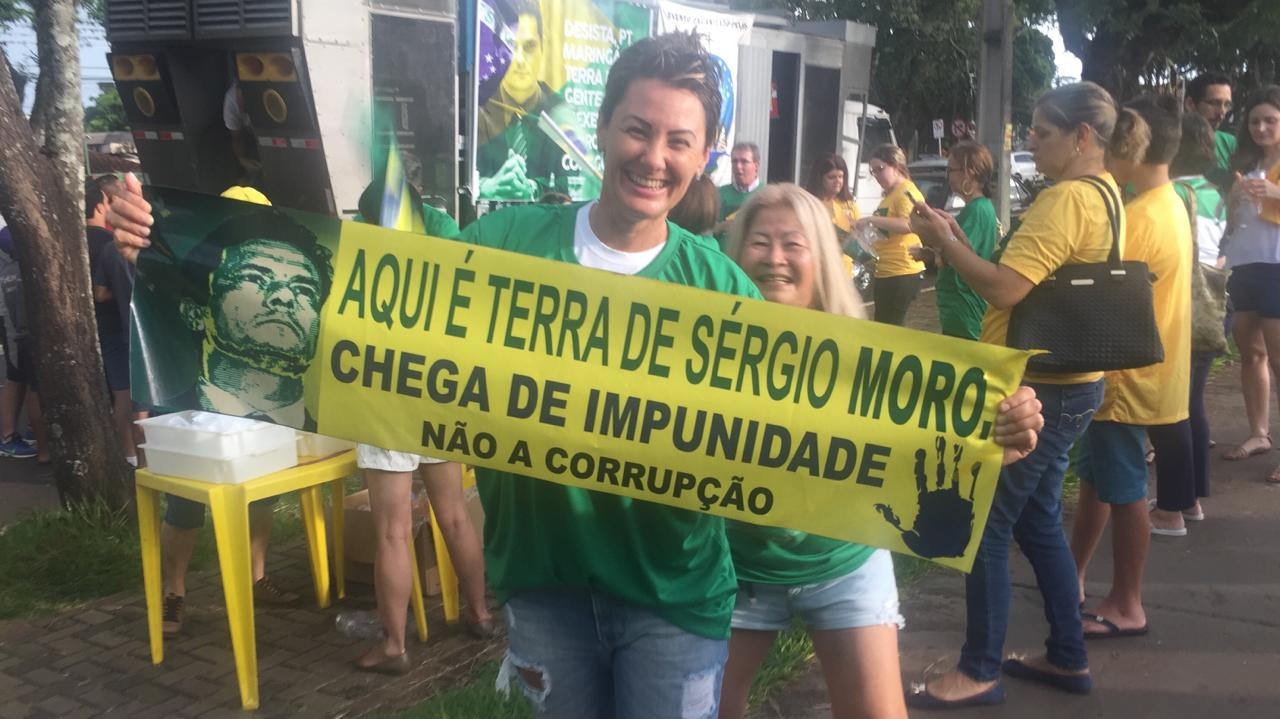 Maringaenses comemoram sentença de Lula com três mil coxinhas