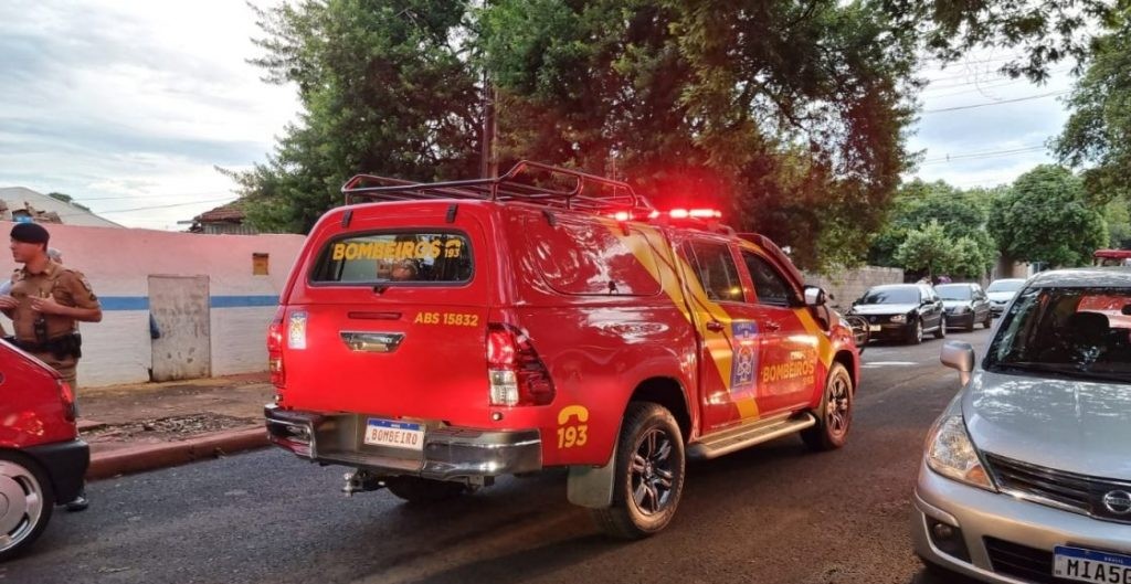 Homem é esfaqueado pelo cunhado em Maringá; depois de ser socorrida, vítima foi presa