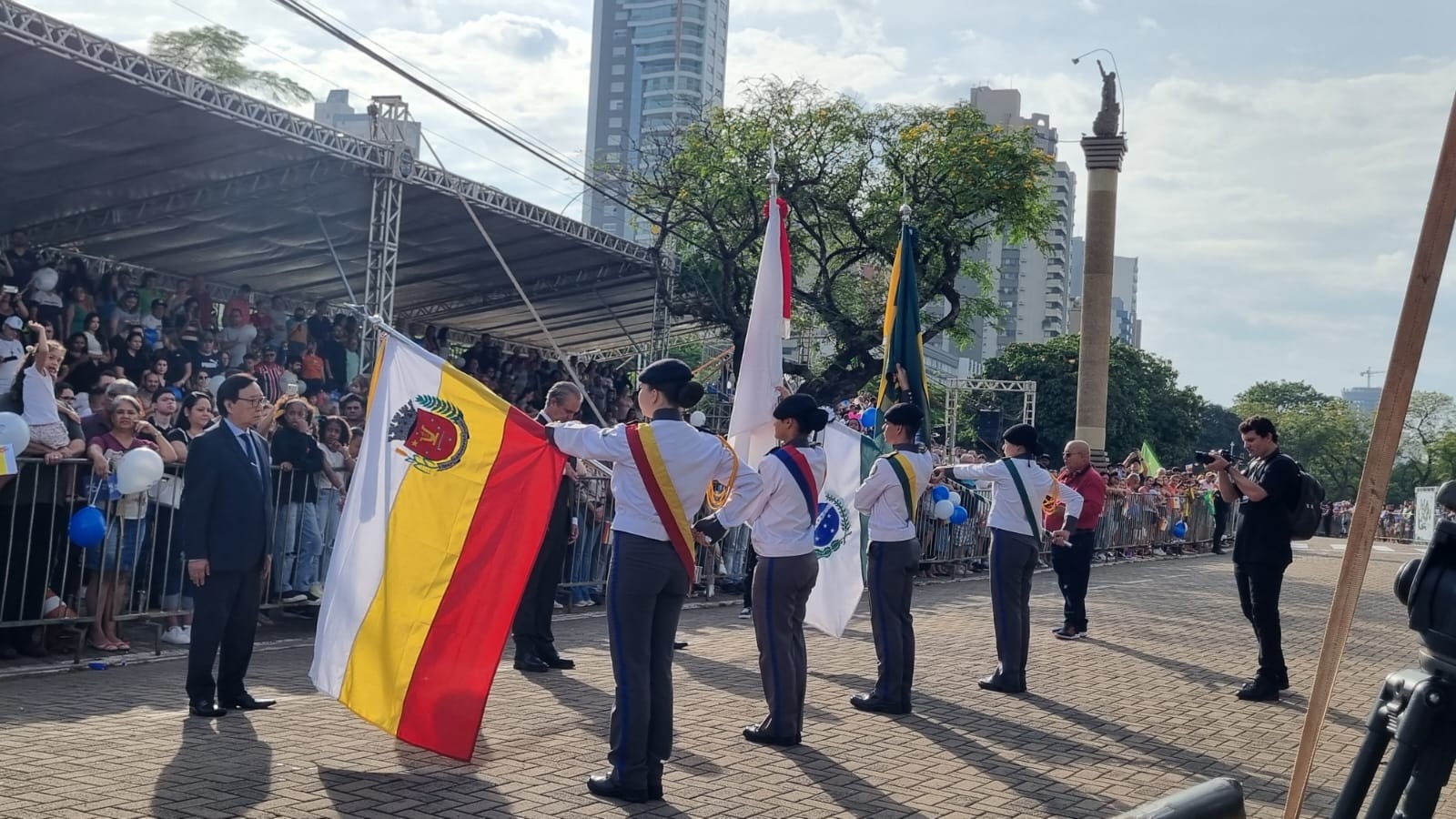 Desfile cívico militar marca aniversário da cidade