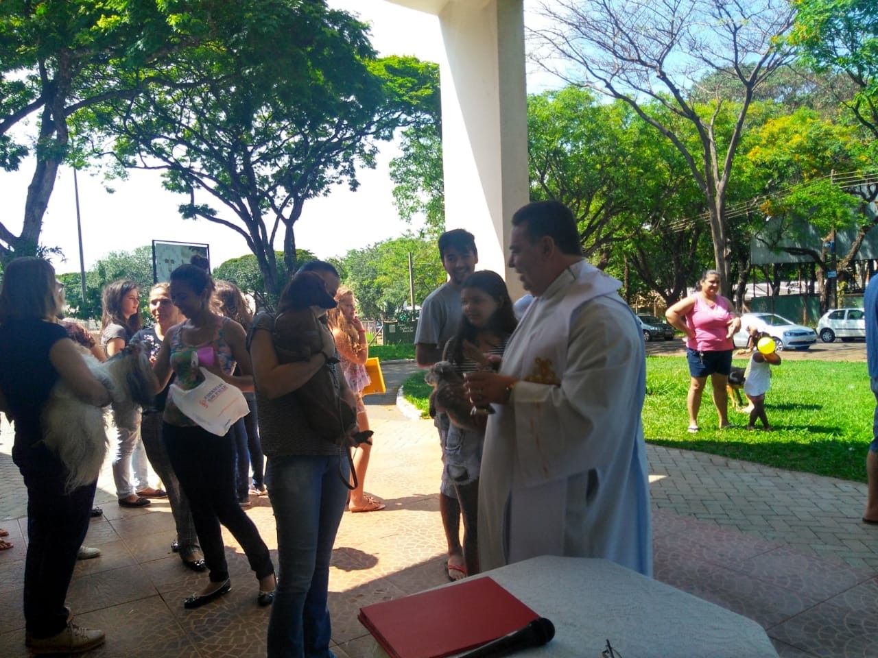 Animais recebem benção em Maringá em comemoração ao Dia de São Francisco de Assis