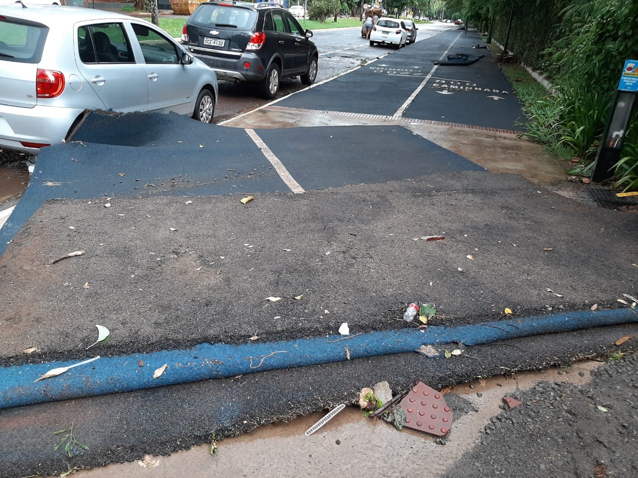 Parte da pista emborrachada do Parque do Ingá se solta durante temporal