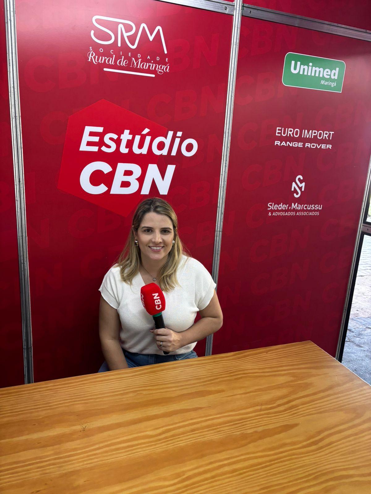 Vereadores fazem plantão para atender a população no estande da Feira