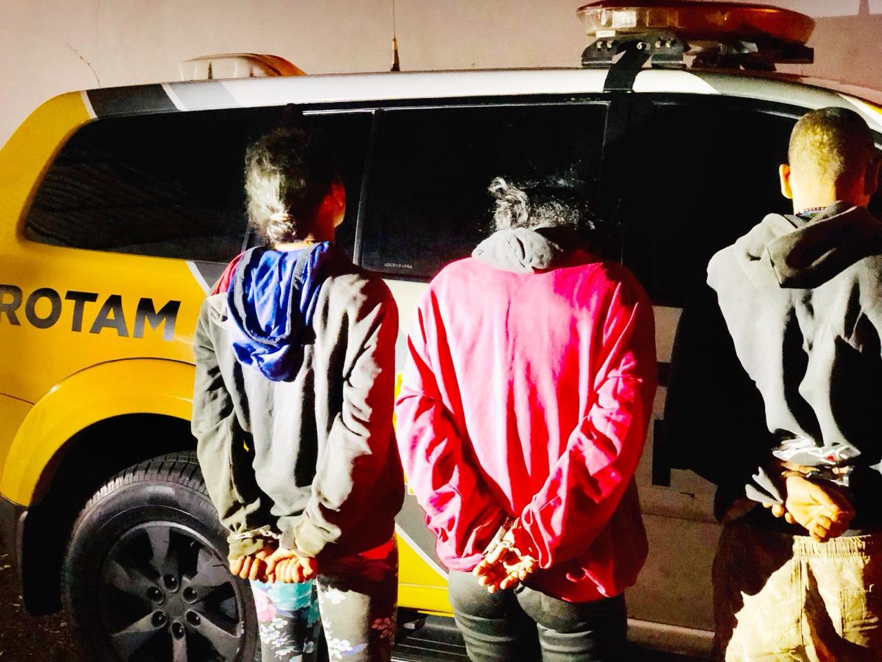 Duas mulheres e um homem são presos após roubar aparelho vaporizador