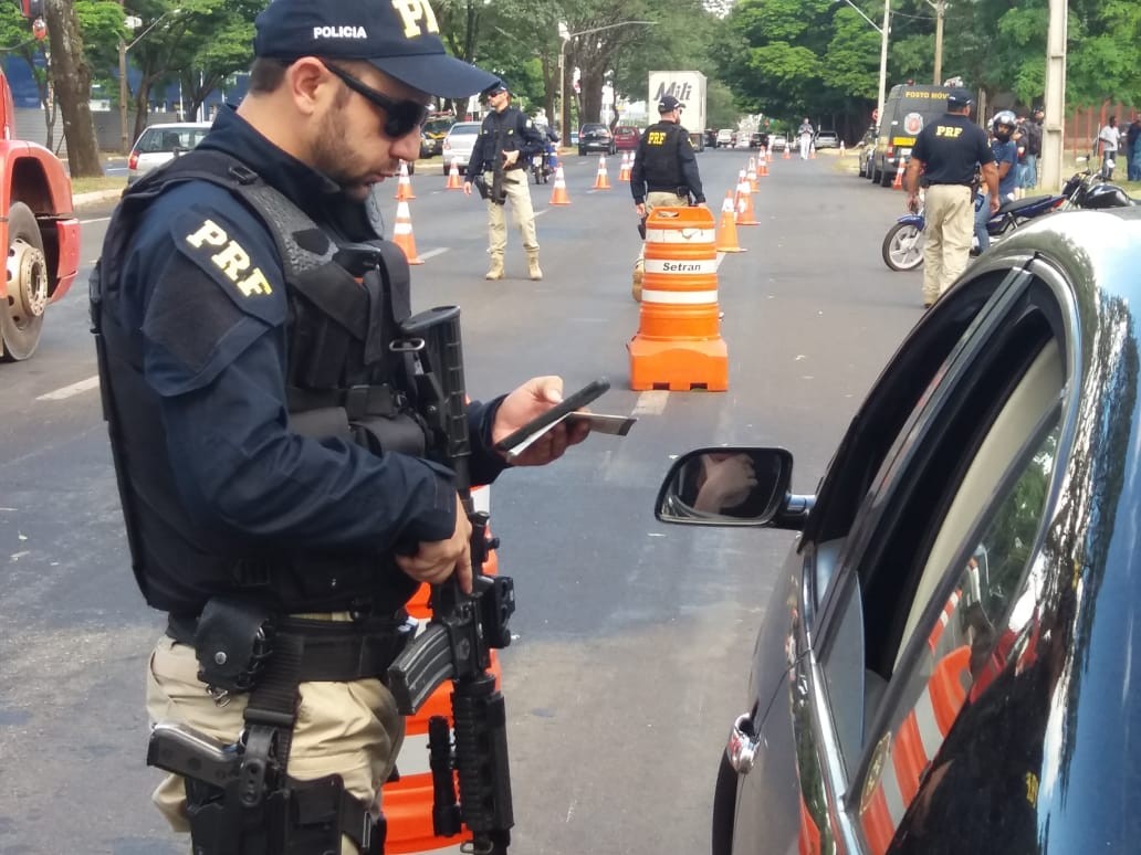 20 veículos são apreendidos na Avenida Colombo