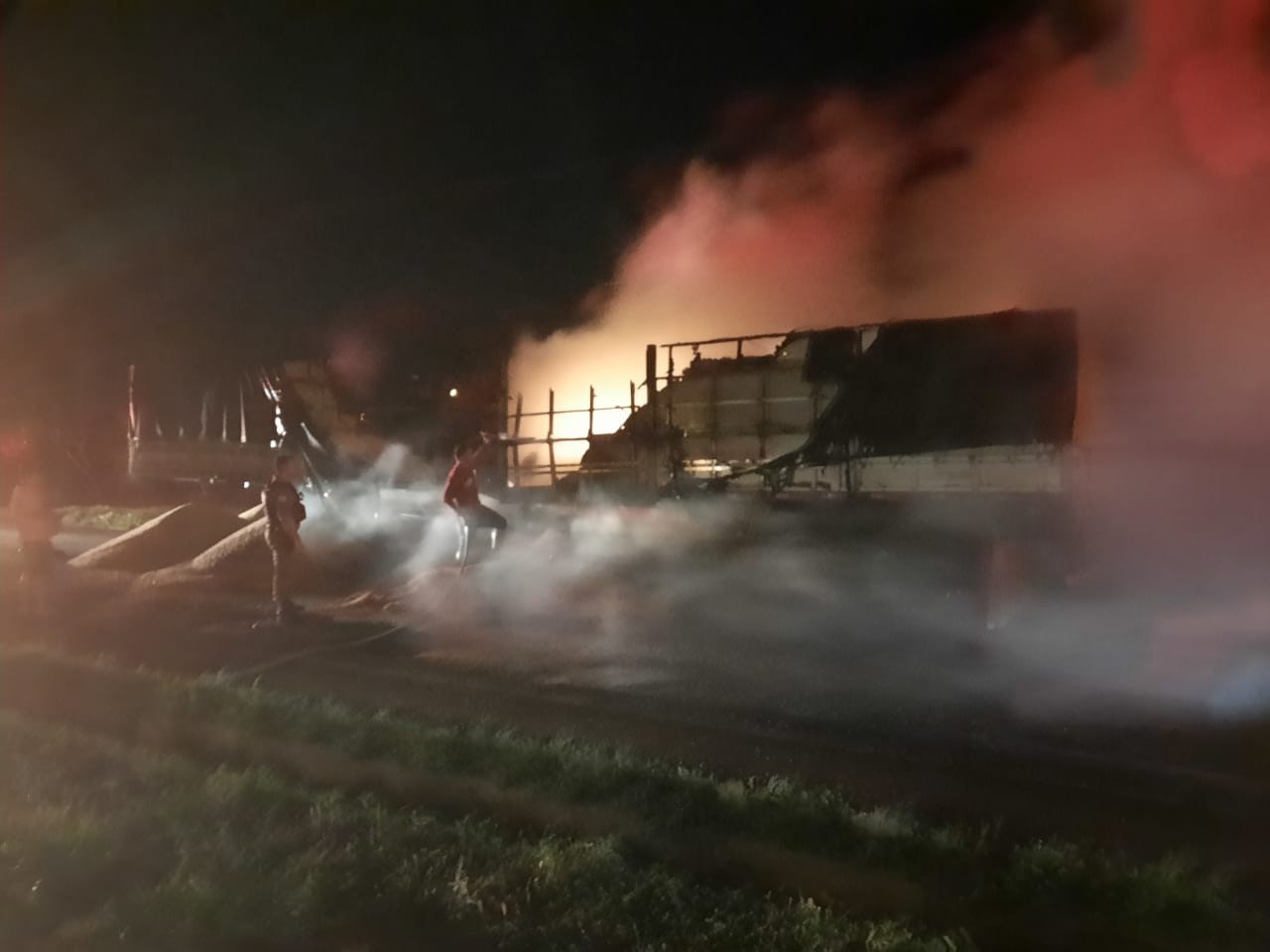 Caminhão pega fogo na PR-218, em Iguaraçu