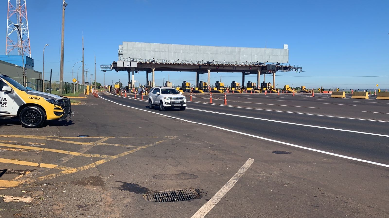 Trânsito em pistas laterais segue tranquilo nas praças de pedágio da região, desativadas neste sábado (27)