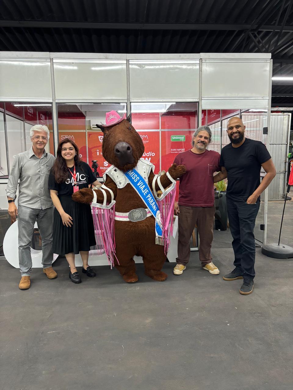 Embaixadora do turismo, Capivara faz sucesso na Expoingá divulgando o Paraná