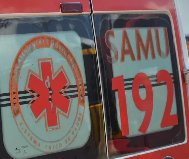 Carro cai em cima de homem durante capotamento