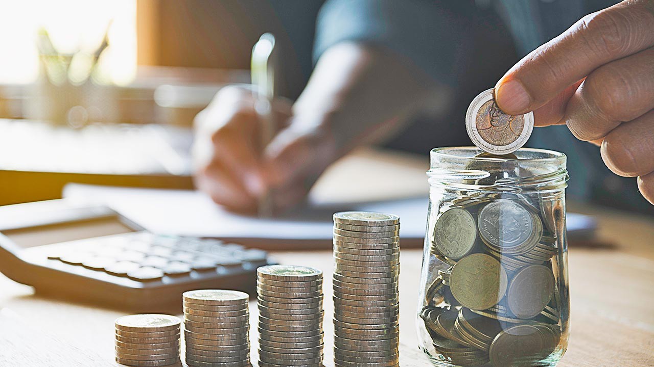 Em uma economia em crise, guardar dinheiro é fundamental