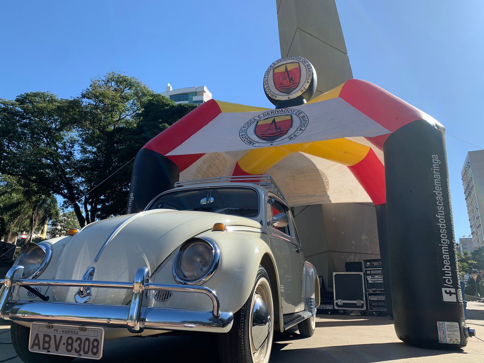 Encontro de carros antigos reúne centenas de colecionadores em Maringá