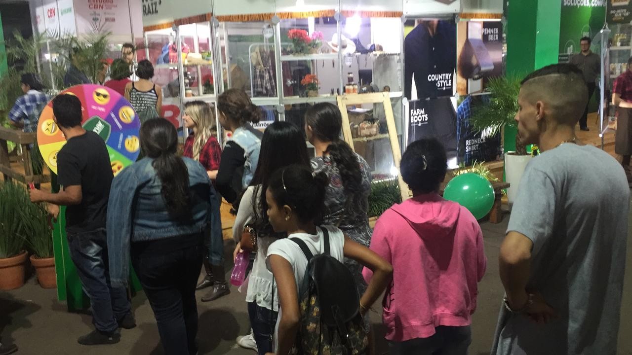 Estandes interativos na Expoingá atraem visitantes