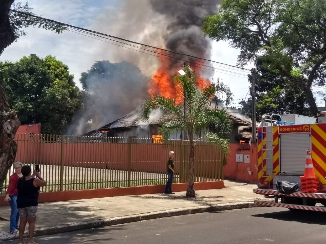 Bombeiros combatem incêndio em residência na Vila Santo Antônio