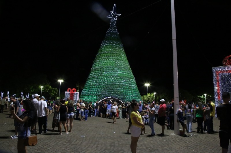 Incêndio destrói árvore de Natal ao lado da Catedral de Maringá