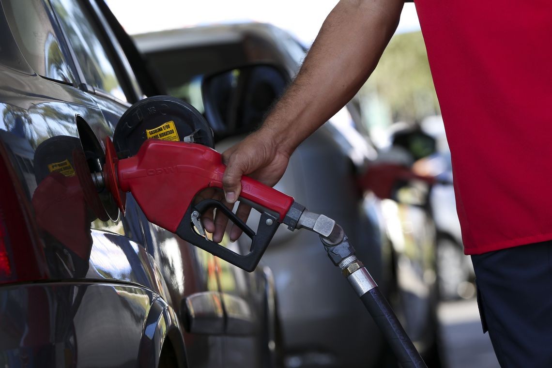 Procon descobre que distribuidora vendia o litro da gasolina 20 centavos mais caro em Maringá