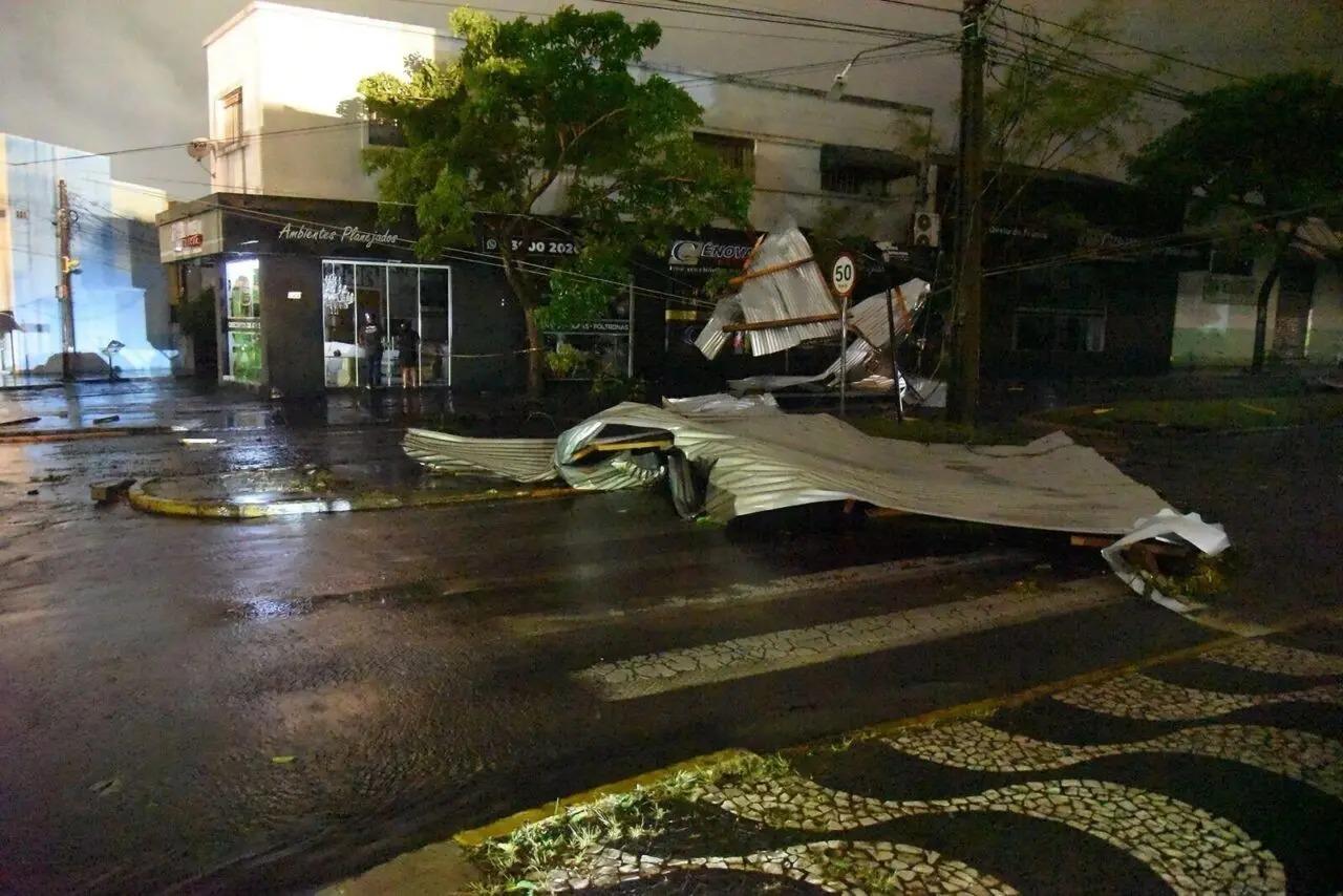 Temporal com ventos de 52 km/h causa estragos em Paranavaí