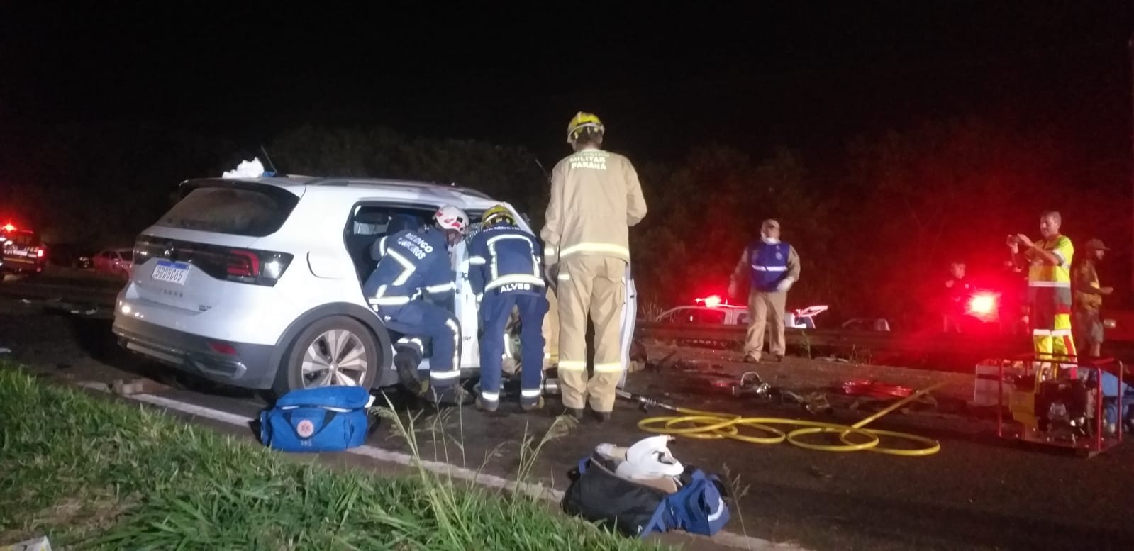 Em meio a vítimas de acidentes, motociclista empina moto