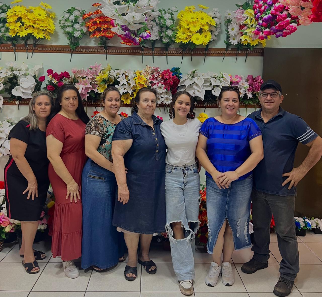 Finados: a história da família que há 30 anos vende flores artificiais