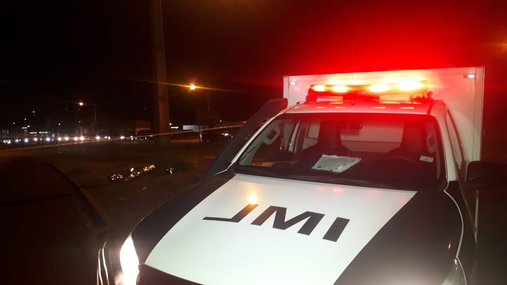 Motociclista morre após passar mal e colidir contra poste, em Maringá