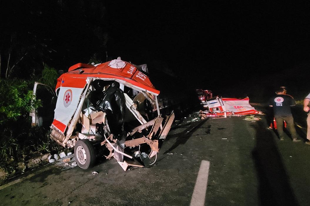 BR-476: acidente entre caminhão e ambulância do Samu deixa 4 mortos e 2 feridos