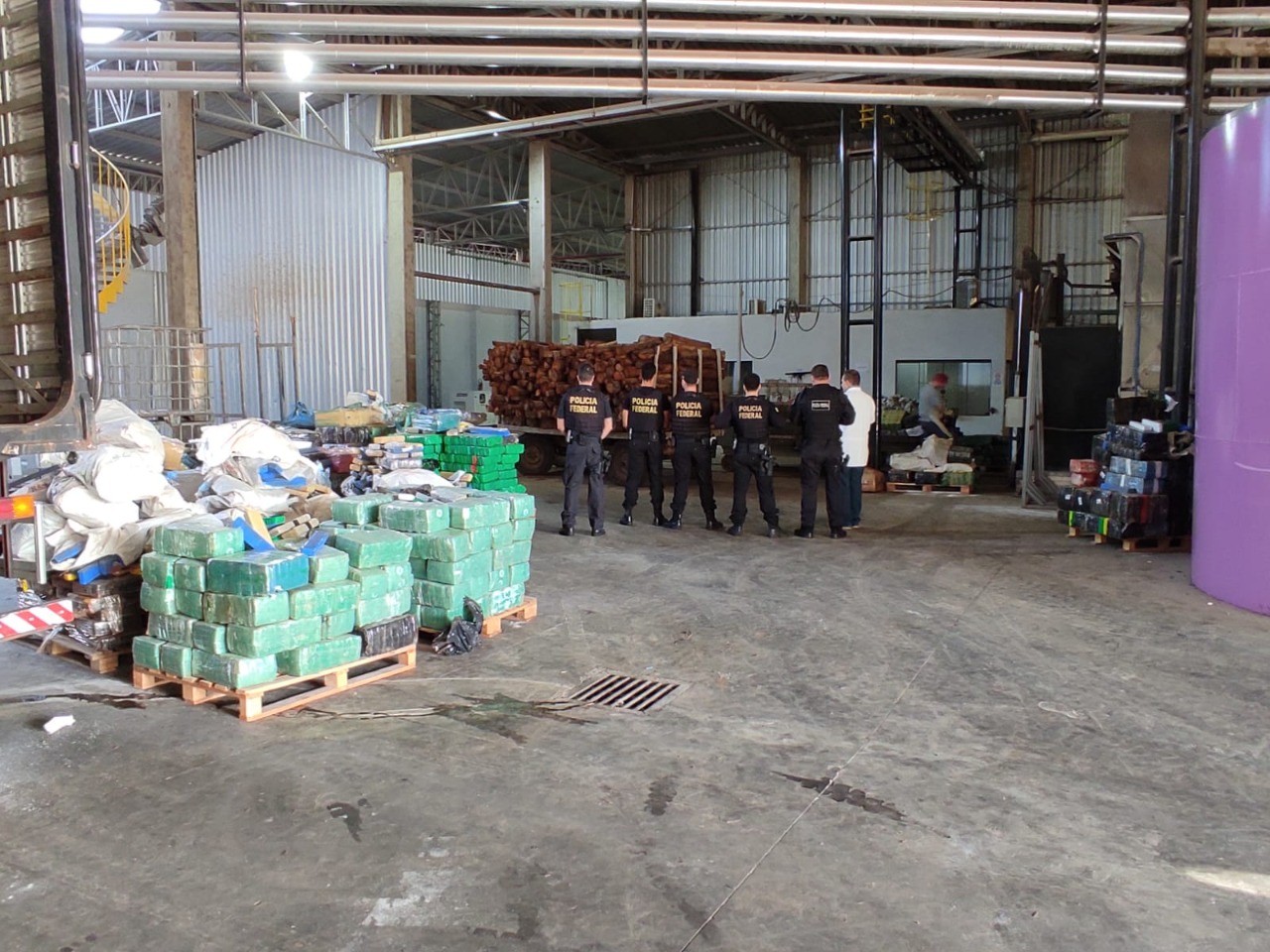 Polícia Federal em Guaíra incinera 12 toneladas de drogas