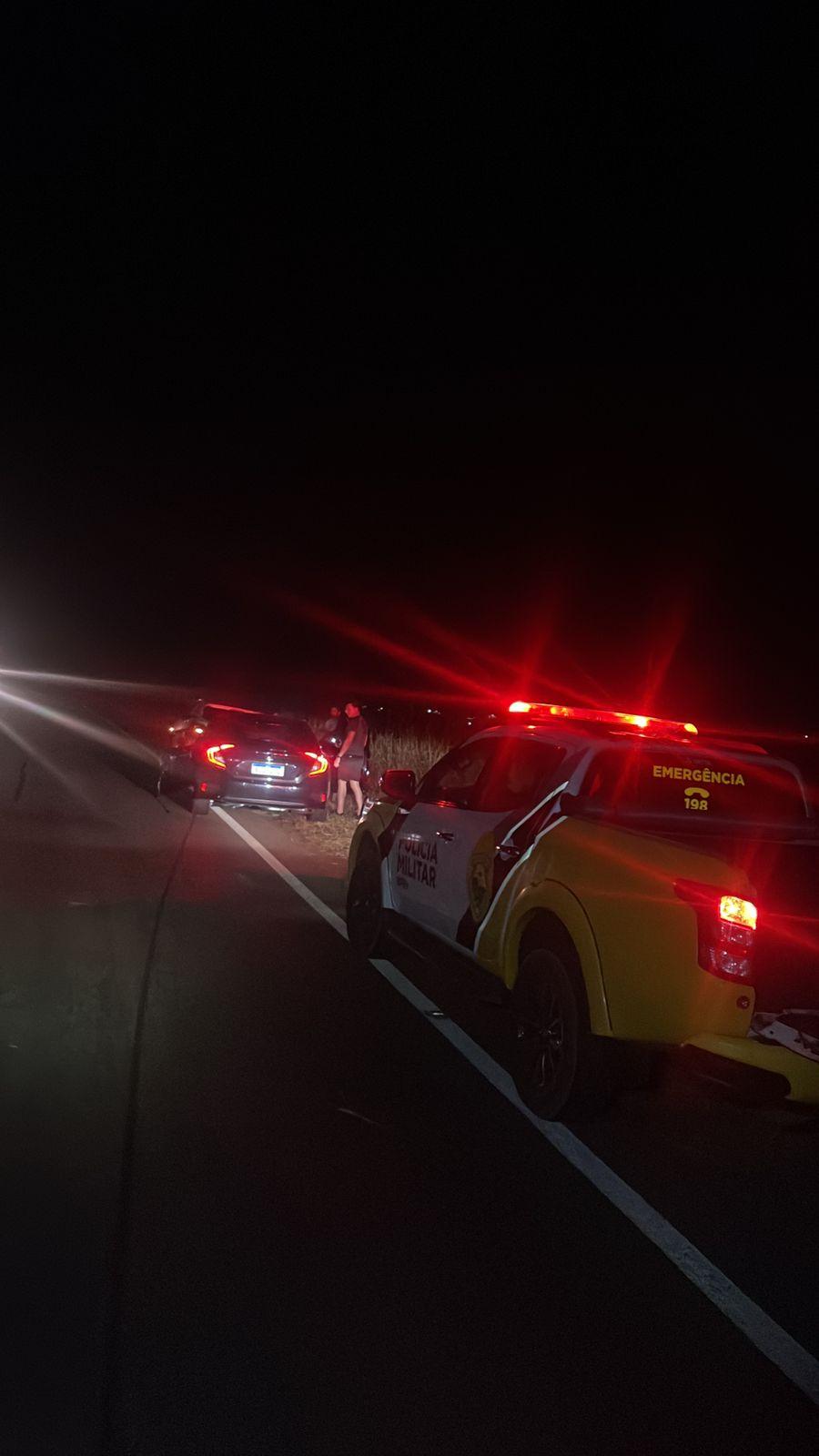 Carro capota em pista molhada e motorista morre na PR-498