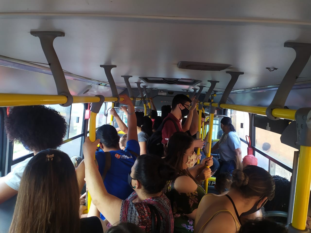 Usuários do transporte coletivo reclamam de lotação