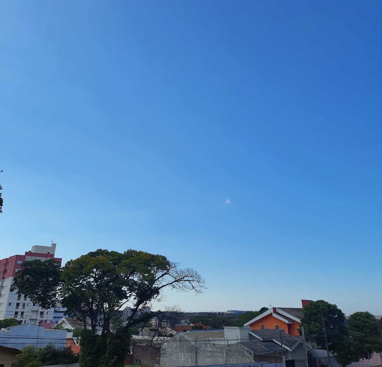 Segunda-feira pós eleições de sol e céu azul em Maringá