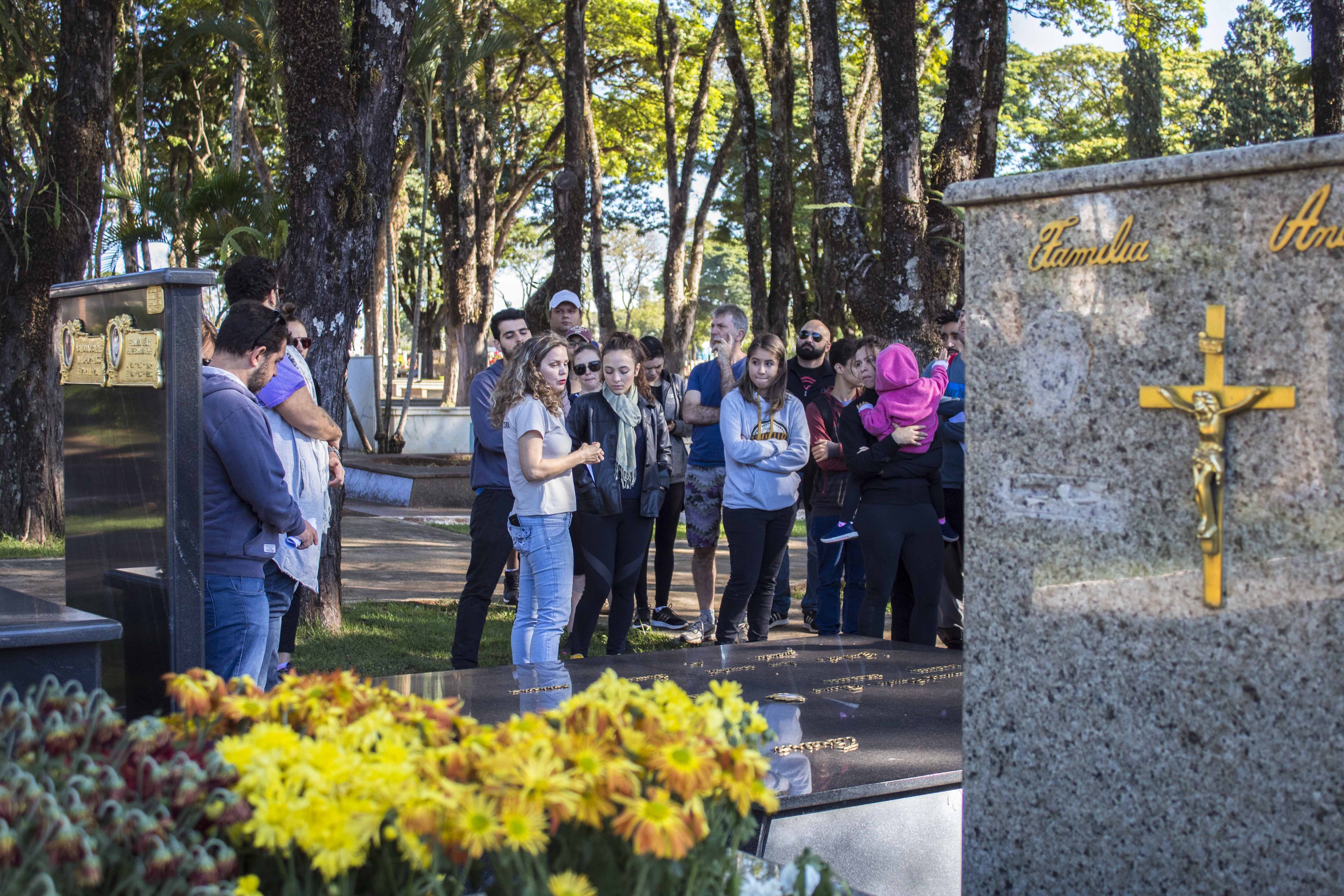 City Tour reúne pessoas e compartilha histórias em meio a túmulos