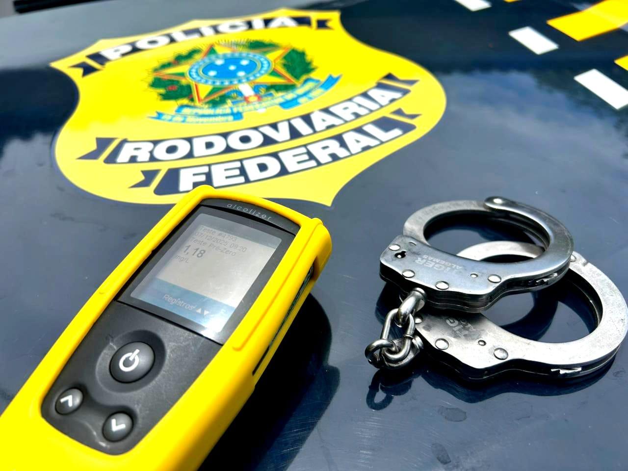 Motorista de bitrem dirige embriagado, faz zigue-zague na pista e é preso